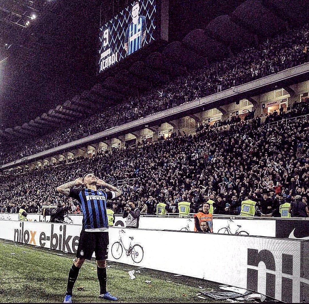 Mauro Icardi esulta dopo un gol con la maglia dell'Inter.