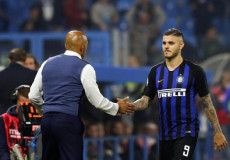 L'allenatore dell'Inter Luciano Spalletti saluta Mauro Icardi all'uscita dal campo.