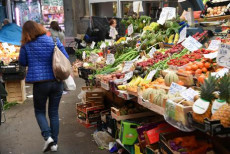 Mercato Orientale, frutta, verdura, pesce fresco in via XX settembre a Genova. Inflazione