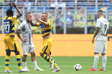 I giocatori del Parma festeggiano la vittoria sul campo dell' Inter