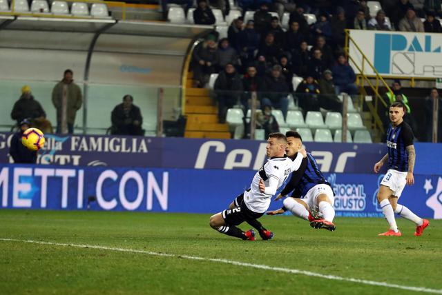 Lautaro Martinez (C) segna il gol dell'1-0 dell'Inter contro il Parma.