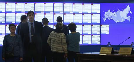Sugli schermi i primi risultati delle elezioni russe alla Duma. Putin