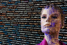 Intelligenza artificiale, il viso di una donna sullo schermo di un computer pieno di stringhe di comandi.