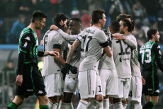 Sami Khedira festeggia con i compagni di squadra il suo gol contro il Sassuolo. Juventus