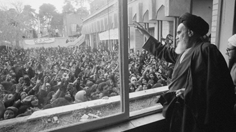 Iran, 1979: L'iman Khomeini saluta la folla da una finestra.