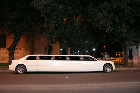 Una limousine bianca