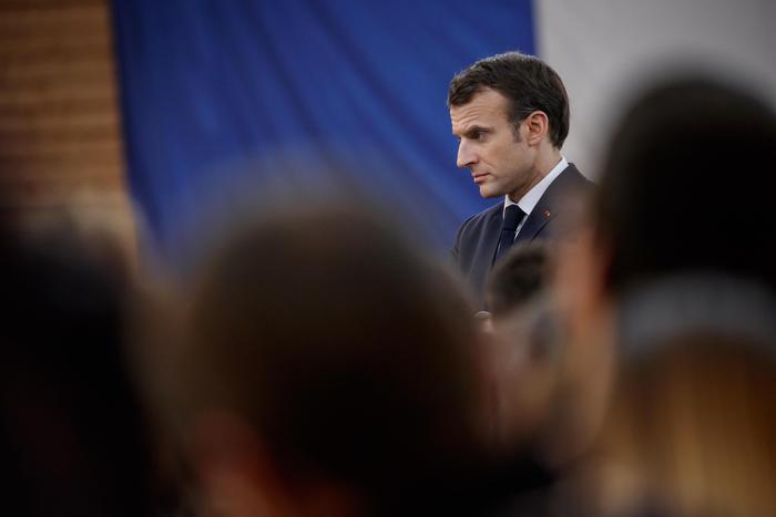 Il presidente francese Emmanuel Macron parla durante un meeting con gli studenti.