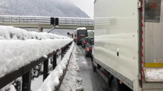 Un fermo immagine tratto da un video mostra la coda sull'autostrada del Brennero chiusa in direzione nord tra Chiusa e Vipiteno per mezzi pesanti bloccati, Maltempo