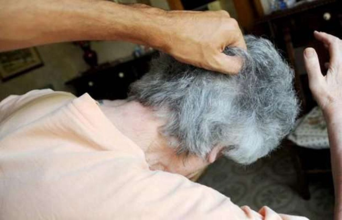 Maltrattamenti badante: anziana tirata per i capelli.