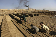 Pakistan: bambini schiavi che lavorano nelle fornaci di mattoni.