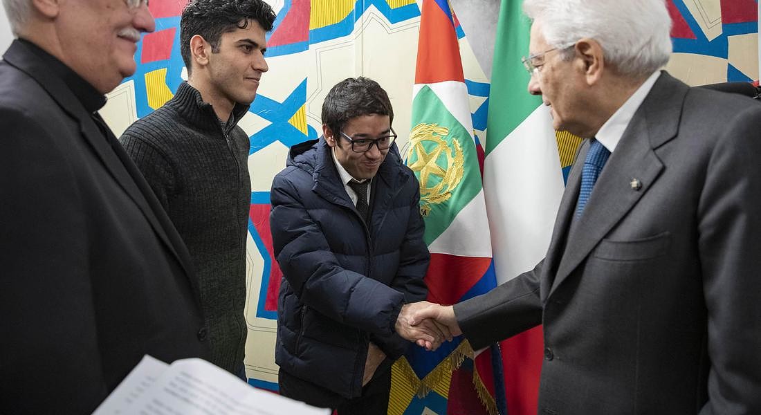 In Europa a piedi, poi la laurea in Italia, Sohrab ora è ingegnere, mentre stringe la mano al presidente Sergio Mattarella. Migranti