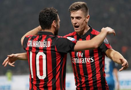 Krzysztof Piatek festeggia il gol con Hakan Calhanoglu . Per il Milan è l'1-0.
