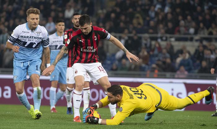 Gianluigi Donnarumma blocca un'azione.