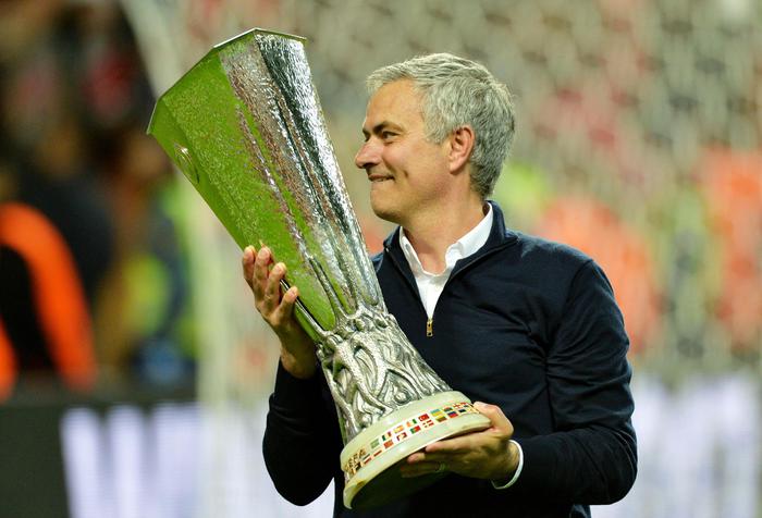Jose Mourinho alza la Coppa Uefa vinta alla guida del Manchester United'.