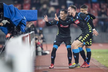 Jose Callejon e Insigne festeggiano il 3-0 del Napoli a Zurigo.