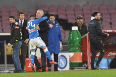 Lorenzo Insigne abbraccia Carlo Ancelotti dopo il gol del 2-0 in Napoli -Samp.