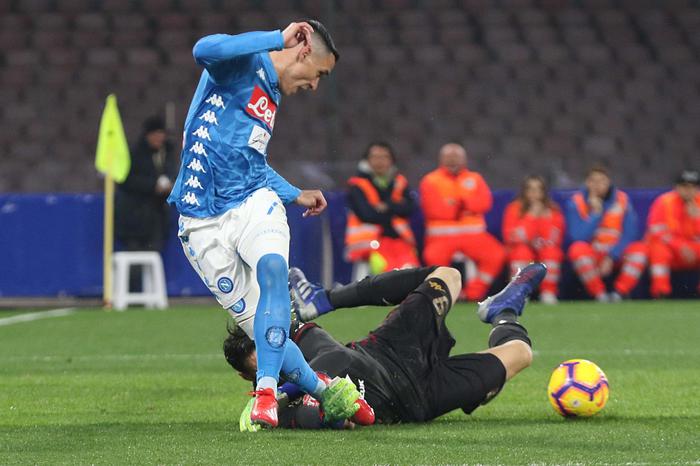 Scontro tra José Callejon e il portire granata Salvatore Sirigu durante la partita pareggiata dal Napoli contro il Torino.