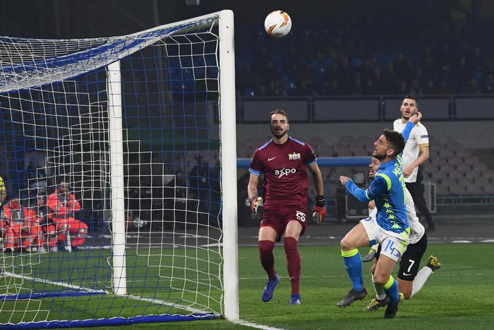 Dries Mertens in azione sotto porta del Zurigo nella partita vinta dal Napoli per 2-0.