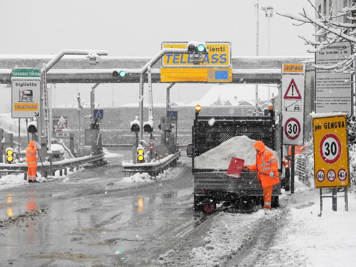 La neve blocca l'entrata dell'autostrada a Serravalle Scria, Alessandria