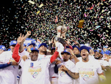 I giocatori del Panama esultano con il trofeo della serie del Caribe