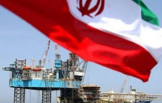 Iran: piattaforma petrolifera semicoperta dalla bandiera iraniana.