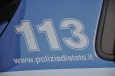 Una volante della Polizia con il numero d'emergenza 113.