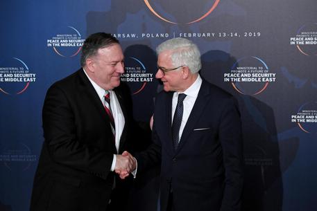 Il ministro degli Esteri polacco Jacek Czaputowicz e il Segretario di Stato, Mike Pompeosi stringono la mano nell'incontro a Varsavia.