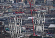 Lavori di demolizione sul Ponte Morandi.