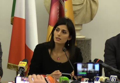 La sindaca di Roma, Virginia Raggi, in conferenza stampa.