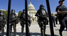 Agenti di sicurezza schierati di fronte alla Casa Bianca. Rapper