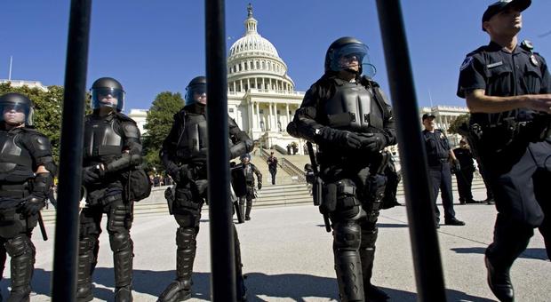 Agenti di sicurezza schierati di fronte alla Casa Bianca. Rapper