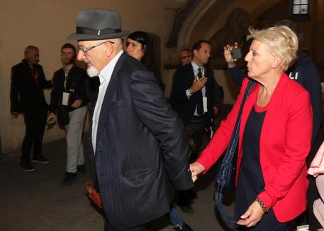 Tiziano Renzi con la moglie Laura Bovoli, in una immagine d'archivio.