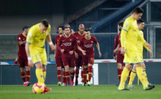 Stephan El Shaarawy dopo il gol con i compagni di squadra della Roma.