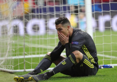 Cristiano Ronaldo a terra sconsolato dopo la sconfitta della Juventus conto l'Atletico Madrid. Champions, CR7