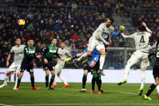 Cristiano Ronaldo insacca di testa il 2-0 della Juventus contro il Sassuolo.