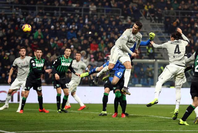 Cristiano Ronaldo insacca di testa il 2-0 della Juventus contro il Sassuolo.