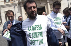Il leader della Lega Nord Matteo Salvini, con i deputati del partito, manifesta per la legittima difesa davanti a Montecitorio, mostra la maglietta con la scritta "La difesa è sempre legittima"