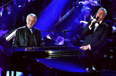 Andrea Bocelli al piano e Claudio Baglioni nella prima serata del Festival di Sanremo.