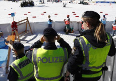 Agenti di polizia controllano l'uso di doping durante i Mondiali di sci.