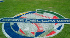 Sul diamante di gioco il logo della "Serie del Caribe"
