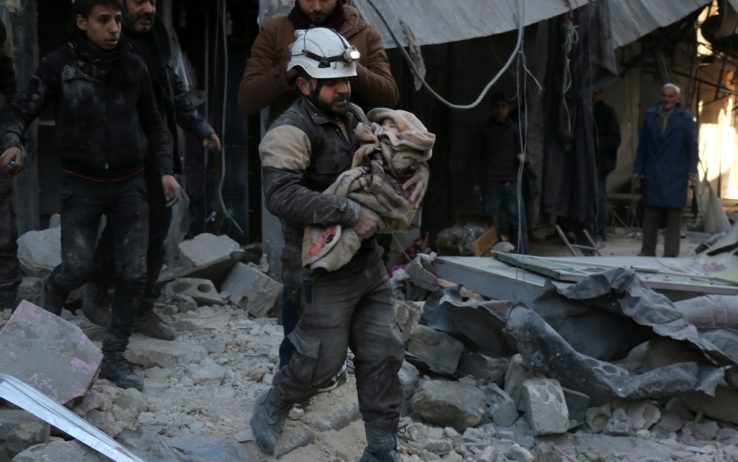 Siria: un soldato americano porta in salvo un bambino in braccio. Siria, Isis