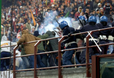 Un momento degli scontri tra polizia e tifosi romansiti dopo la partita inter - Roma .