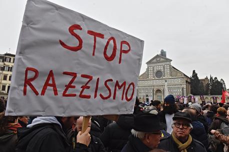Manifestazione contro il razzismo a seguito dell'omicidio del senegalese Idy Diene, Firenze. Cartello con scritta "Stop al razzismo"