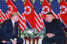 Nella foto ufficiale della North Korean Central News Agency (KCNA) Kim Jong-Un e Donald J. Trump in conversazione ad Hanoi.