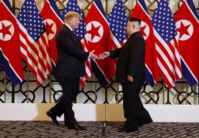 La foto storica della stretta di mano tra il presidente americano Donald Trump e Kim Jong-un.