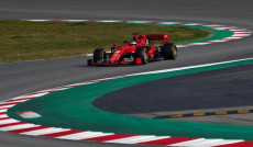 Sebastian Vettel con la sua Ferrari in azione durante le prove a Montmelò.