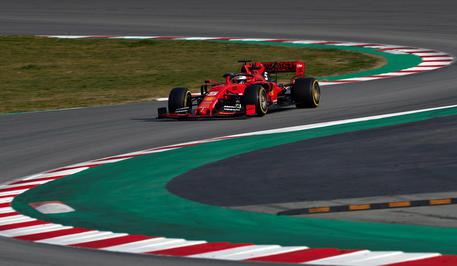 Sebastian Vettel con la sua Ferrari in azione durante le prove a Montmelò.