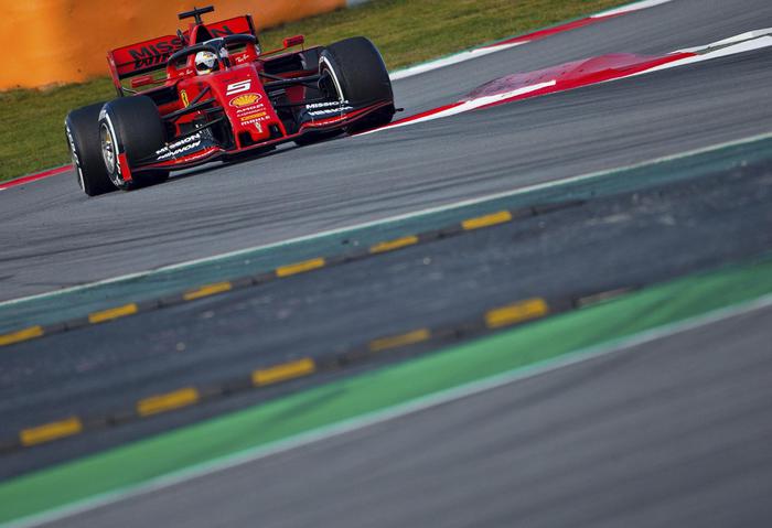 Sebastian Vettel in pista con la nuova Ferrari nelle prove a Montmelò.