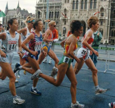 La tedesca Sonja Oberem, la portoghese Manuela Machado, la russa Madina Biktagirova e l'italiana Maura Viceconte durante la maratona in Ungheria.