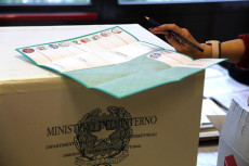 Operazioni di voto in un seggio in Abruzzo per le votazioni regionali.